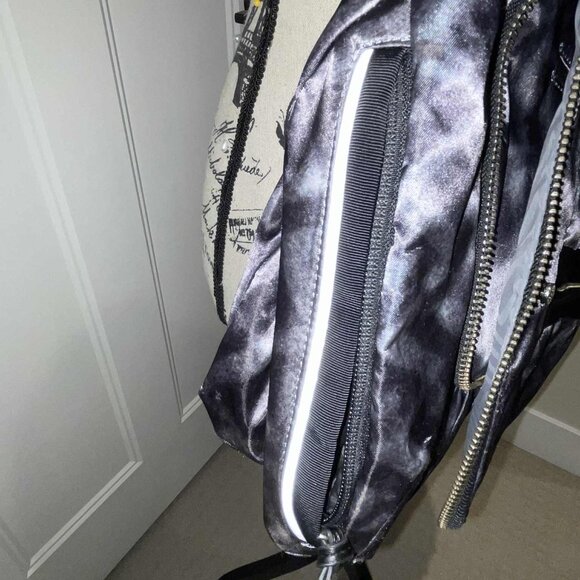 Lululemon Yoga Moto Messenger Bag Blazer Print (Black & Grey Chevron) - EUC! - Picture 9 of 15